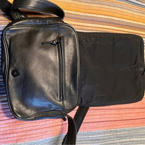 RARE & UNIQUE DONNA KARAN CROSSBODY BAG.Flap zippers open to HIDDEN pockets! - Picture 9 of 12